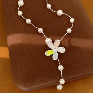 Elegante Perlenkette mit buntem Blumenanhänger und Zirkonia-Verzierungen.