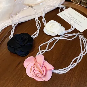Elegante Franse retro meerlaagse parelketting met satijnen roosbloem hanger.