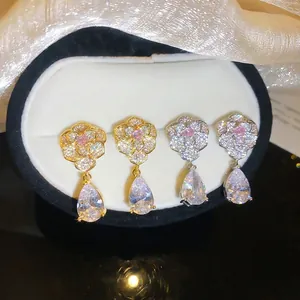 Elegante Ohrstecker mit Zirkonia-Blumen und birnenförmigen Tropfen aus Silber für Damen