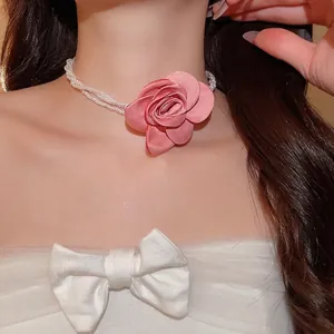 Franse vintage dubbellaagse parelketting met een grote roze satijnen roos als detail