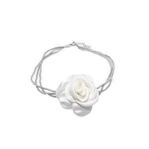 Elegante Franse retro choker ketting met witte satijnen bloem en meerdere lagen