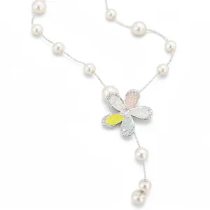 Elegante Perlenkette mit buntem Zirkonia-Blumenanhänger auf weißem Hintergrund