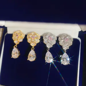 Detailansicht der eleganten Blumen-Tropfen-Zirkonia-Ohrringe in Gold und Silber Box