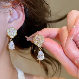 Detailansicht eleganter Zirkonia-Blumenohrringe mit Tropfenkristall-Anhänger