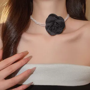 Elegant detail van Franse vintage choker met satijnen bloem en meerlaagse parels