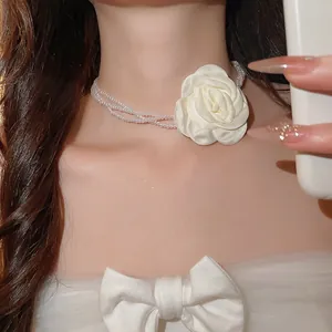 Gedetailleerd beeld van een Franse retro meerlaagse parelchoker met een satijnen roos.