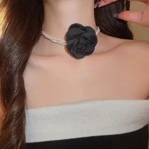 Elegante Franse stijl meerlaagse parel choker ketting met een grote zwarte satijnen bloem