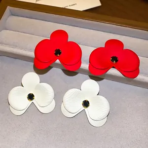 Elegante matt lackierte Blumenohrstecker mit Strasssteinen in Rot und Weiß für Damen