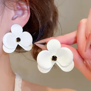 Elegante weiße lackierte Orchideenblüten-Ohrstecker mit schwarzem Strassstein für Damen