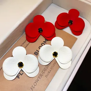 Elegante mattierte Blumen-Ohrstecker mit schwarzem Strassstein für Damen, Modeschmuck.