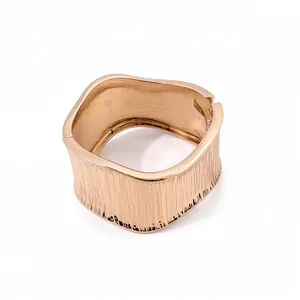 Elegante brazalete ovalado retorcido en oro rosa con diseño minimalista de textura