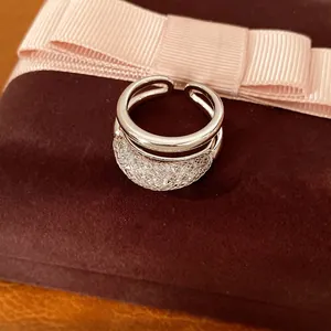Anillo de doble capa con circonitas y diseño de rejilla plateada pulida, ajustable