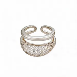 Elegante anillo abierto de doble capa con detalles de malla de circón brillante