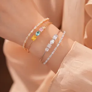 Elegantes 18k vergoldetes Armreif-Set mit geometrischen bunten Zirkonia-Steinen