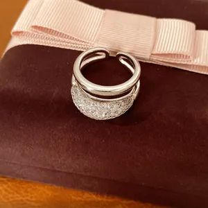 Vista macro detallada de un anillo abierto de doble capa con un patrón de malla de circón