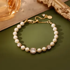 Élégant Bracelet en Perles Artificielles pour Femmes Avec Pendentifs en Zirconia Carrés Plaqué Or Argent Bijoux de Luxe