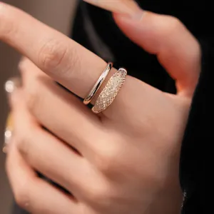 Detalle macro de un anillo abierto de doble capa con pavé de circonitas en red fina
