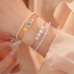 Nahaufnahme von mit 18 Karat Gold vergoldeten Zirkonia-Armbändern an einem Handgelenk