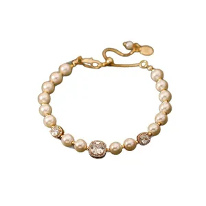 Élégant bracelet en perles plaqué or avec des zircons étincelants de taille carrée