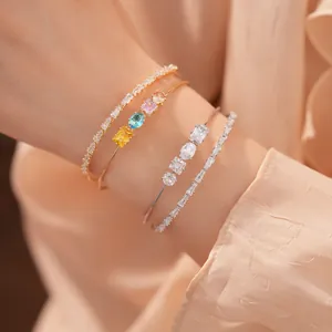 Nahaufnahme von 18 Karat vergoldeten Armreifen mit Zirkoniasteinen am Handgelenk