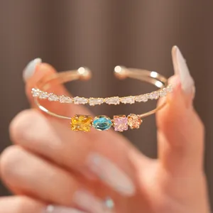 Detailansicht eines zweilagigen Armreifs mit bunten Zirkoniasteinen und 18 Karat Vergoldung