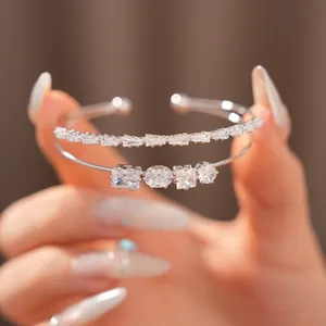Detailansicht silbernes zweilagiges Armband mit funkelnden Zirkonia-Steinen