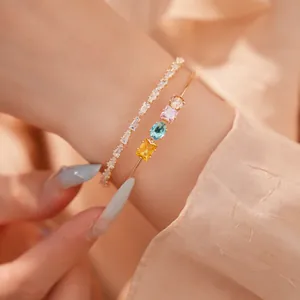 Detailansicht eines 18k vergoldeten Armreifs mit lebhaften bunten Zirkon-Edelsteinen.