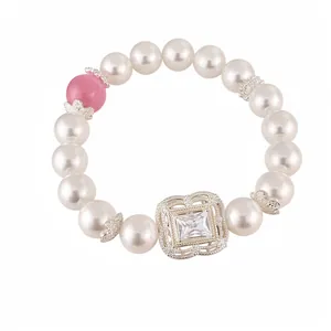 Elegantes Perlenarmband mit quadratischem Zirkonia-Blumenanhänger und rosa Akzentperle