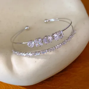 Nahaufnahme des eleganten zweilagigen Armreifs mit funkelnden Zirkoniasteinen