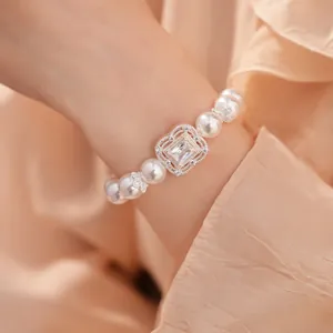 Detailansicht eines eleganten Perlenarmbands mit quadratischem Zirkonia-Mittelstück