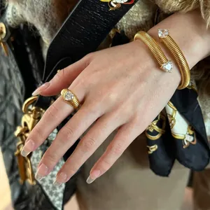Elegantes Set aus 18 Karat vergoldetem Herz-Zirkonia-Ring und geriffeltem Armband