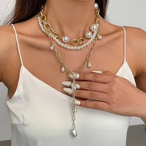 Gedetailleerde weergave van een driedelige vintage parelketting set met gouden OT-sluiting