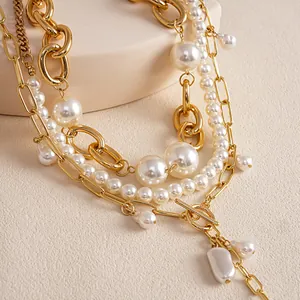 Detailopname van driedelige vintage gouden ketting en parelketting set met OT-sluiting
