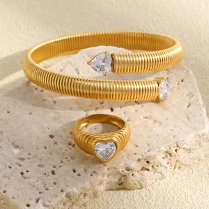 Luxus Schmuckset mit herzförmigem Zirkon, geripptem vergoldetem Ring und Armband