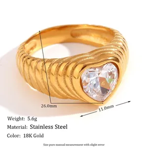 Detailansicht eines 18K vergoldeten Herz-Zirkon-Rings mit geripptem Band und Maßen