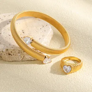 Detail von vergoldetem Schmuckset mit Herz-Zirkonia und elegantem Streifenmuster