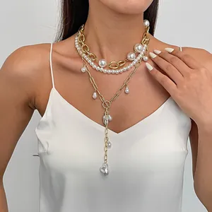 Vintage parelketting set met gouden ketting en OT-sluiting detail op model getoond