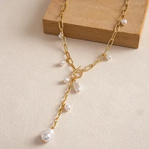 Detailopname van een vintage gouden ketting met parels en een handige OT-kapittelssluiting.