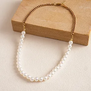 Elegante parel en gouden Cubaanse ketting ketting op een rustiek getextureerd steenblok