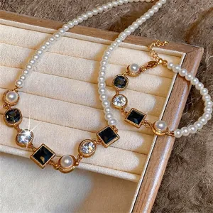 Elegante Franse luxe parelketting en armband set met zwarte vierkante stenen