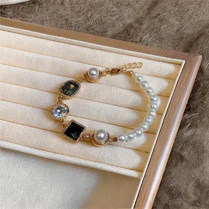 Elegant Frans kralenarmband met parels en geometrische kristallen op een dienblad