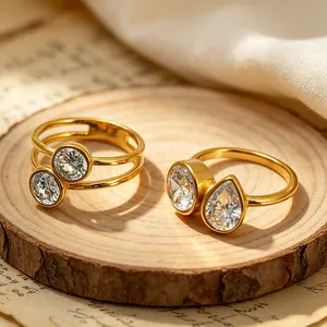 Detalle macro de anillos de acero inoxidable bañados en oro de 14k con circonitas claras
