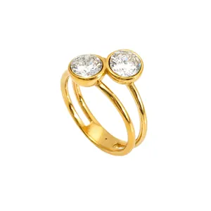 Elegante anillo de acero inoxidable 316 chapado en oro de 14k con dos circonitas.