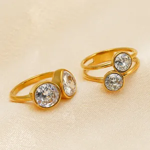 Primer plano de anillos de acero inoxidable bañados en oro de 14k con circonitas, lujo