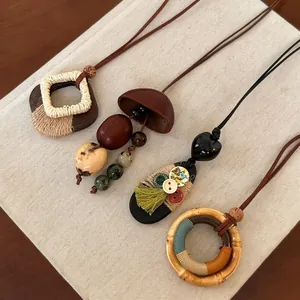 Gedetailleerd overzicht van vier houten en notendop kettingen met handgemaakte boho-hangers
