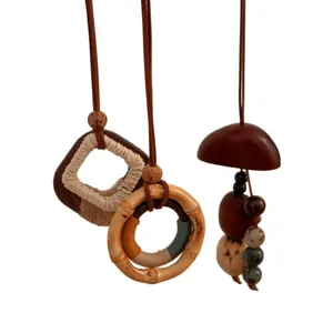 Handgemaakte etnische ketting met houten en zaadschil hanger set