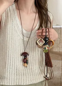 Gedetailleerd overzicht van handgemaakte boho kettingen met houten en nootvormige hangers.