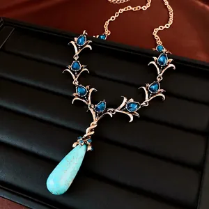 Luxe druppelvormige kettingset met blauwe strass-stenen en turkooizen hanger.