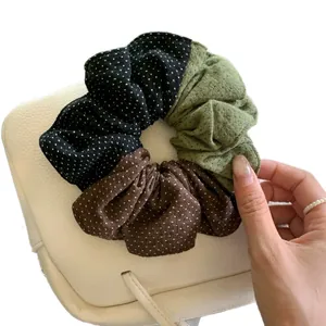 Chouchou plissé en tissu patchwork à pois pour un accessoire de coiffure élégant