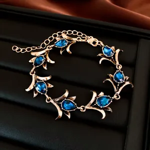 Gedetailleerde macro-opname van een vintage gouden armband met blauwe kristallen